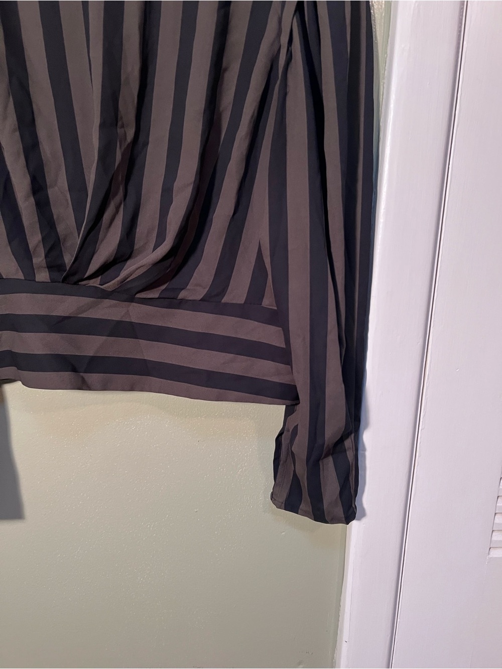 Express Women’s Size Medium Cropped Blouse Olive Green Black Stripes Puff Long - Picture 5 of 9